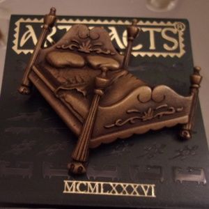 NWTS Artifacts Vintage Bed Brooch.L52-7
